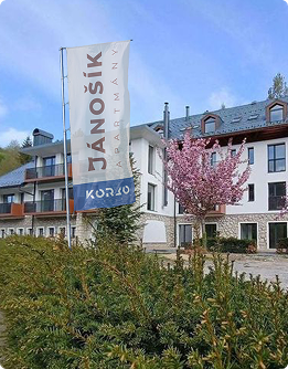Mockup s vlajkou s logom Apartmánového domu Jánošík a Korso Group