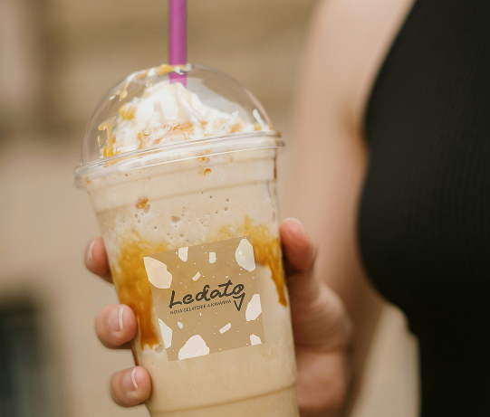 Malý priehľadný kelímok na kávu, ľadovú triešť a limonádu s logom gelatérie a kaviarne Ledato