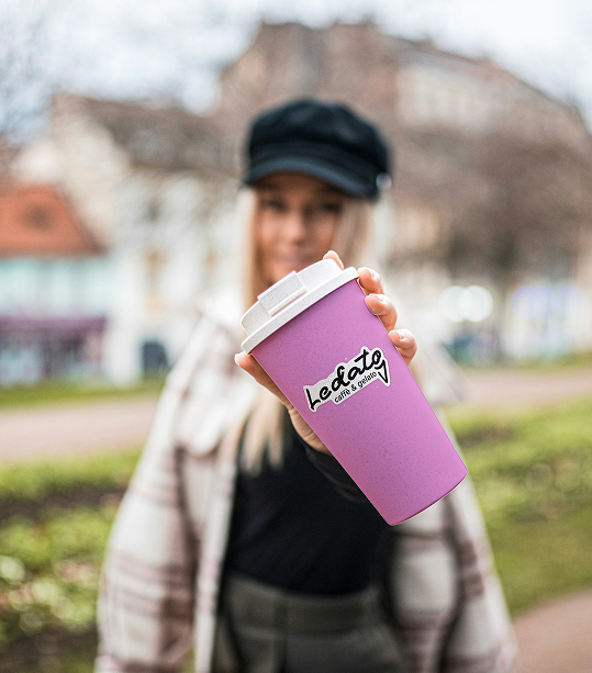 Predná strana kelímka na kávu to go s logom gelatérie a kaviarne Ledato